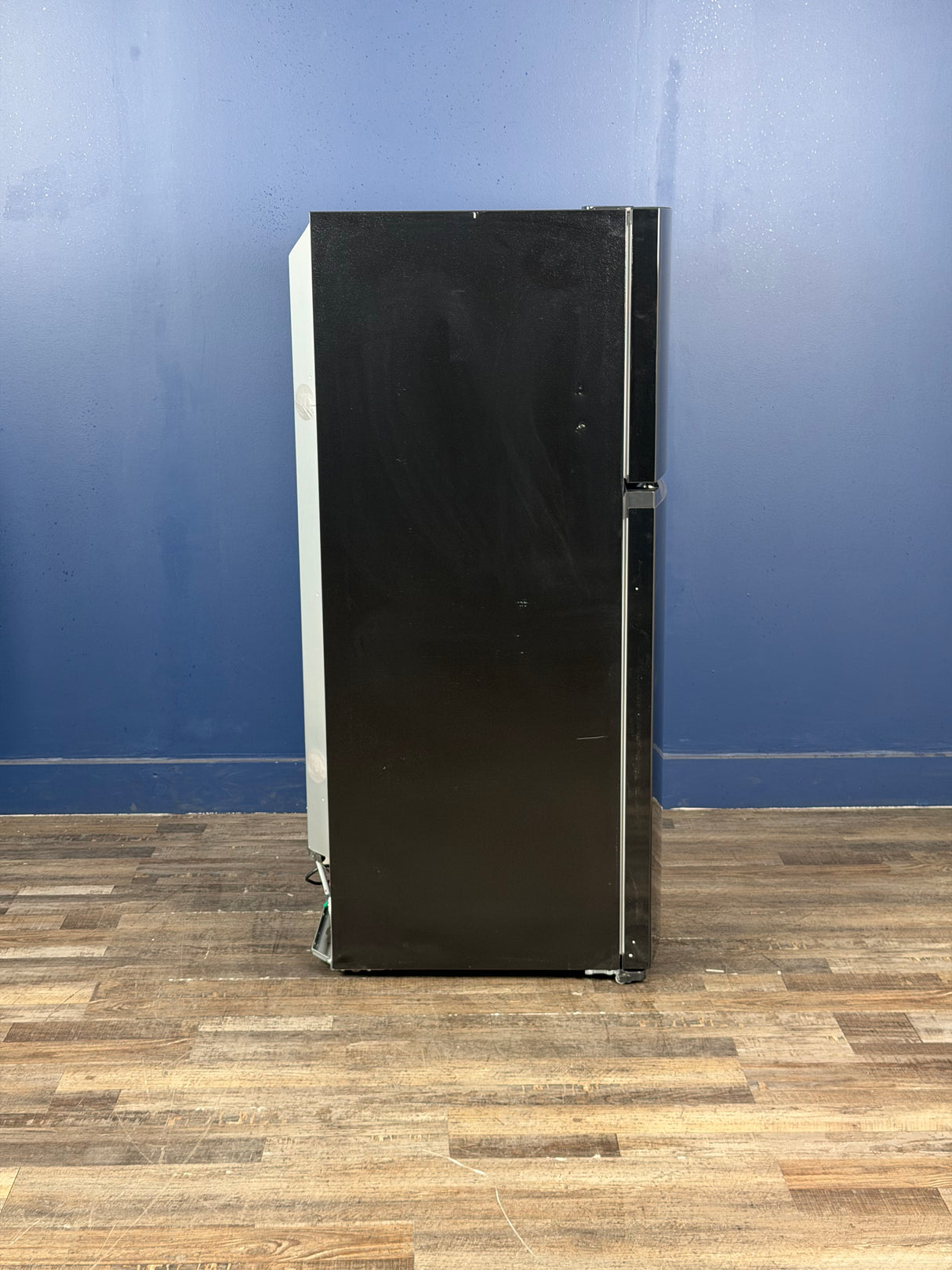 Frigidaire - 27.6 in. 14 cu. ft. Top Freezer Refrigerator in Black, ENERGY STAR