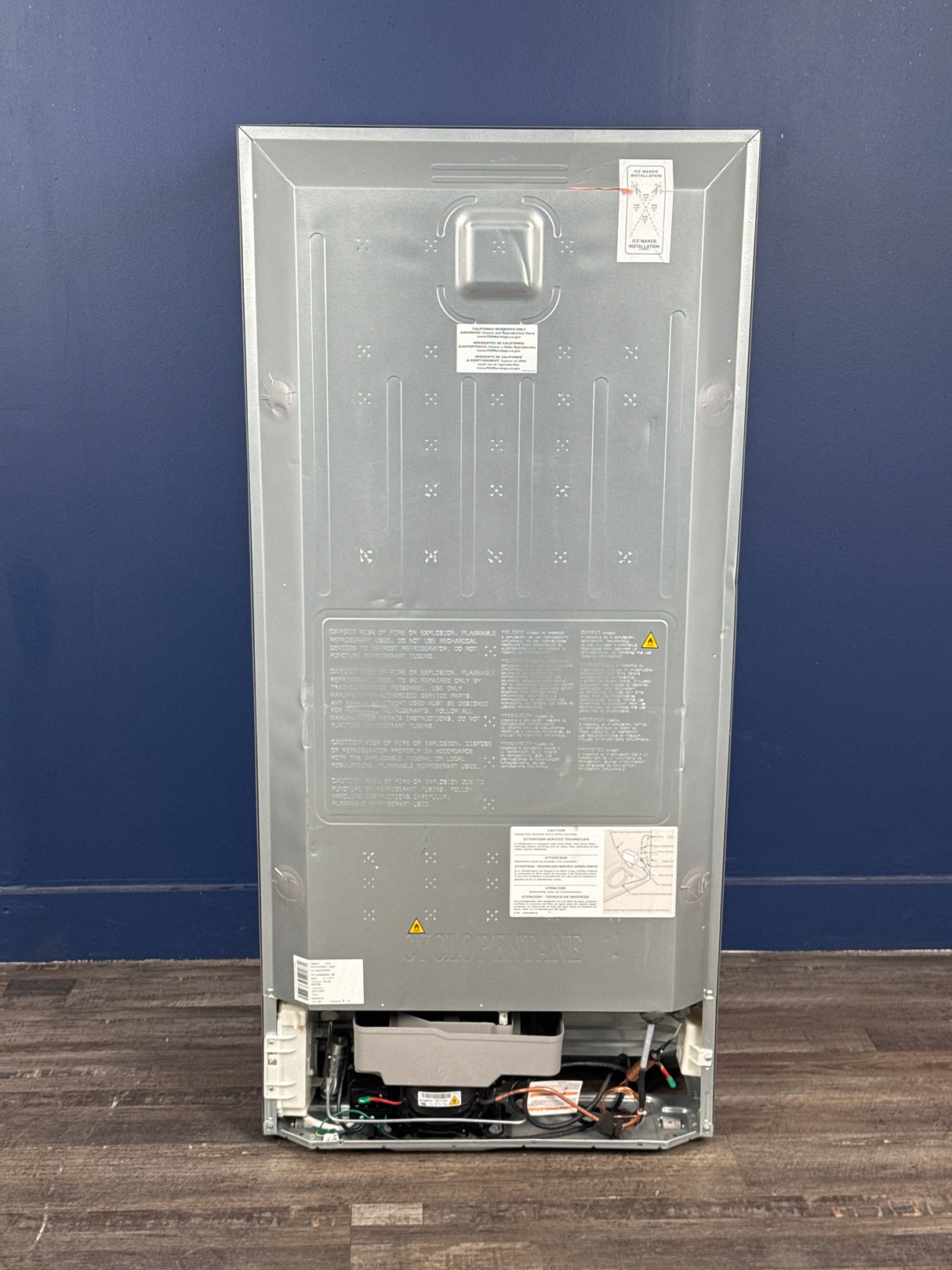 Frigidaire - 27.6 in. 14 cu. ft. Top Freezer Refrigerator in Fingerprint-Resistant Stainless Look, ENERGY STAR