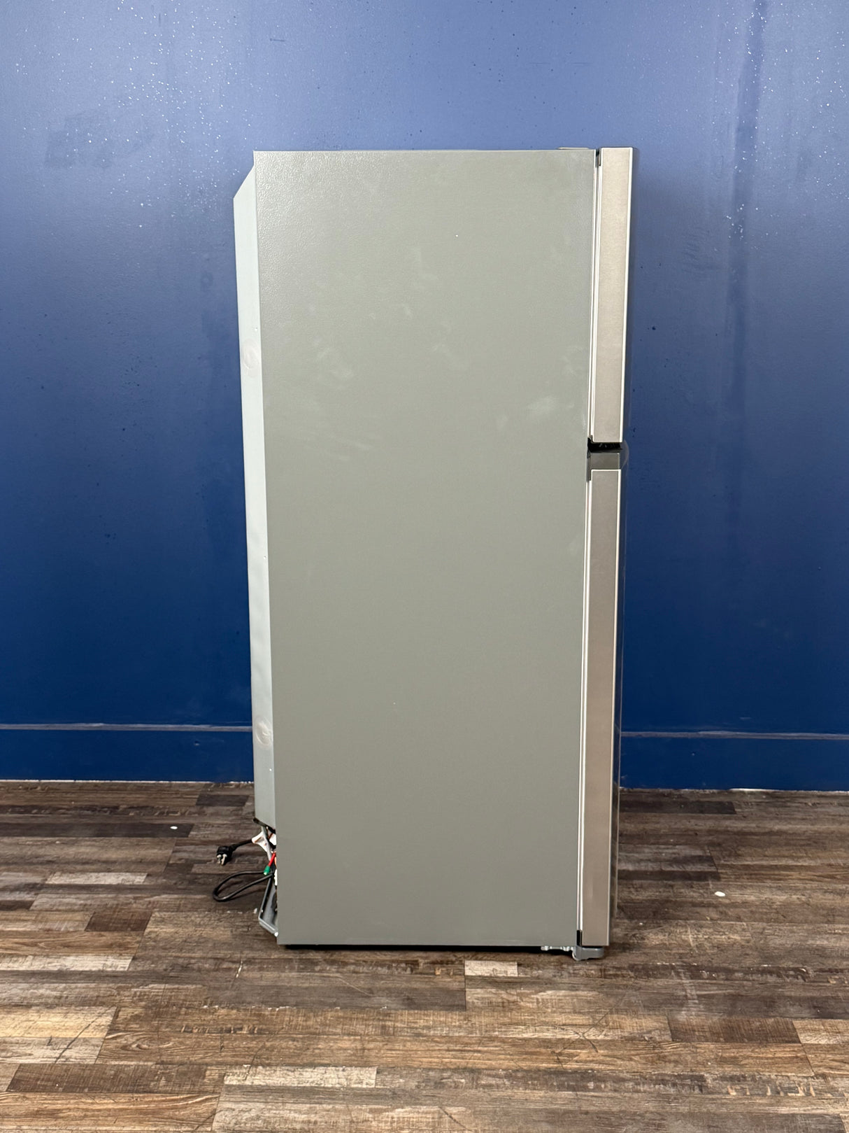 Frigidaire - 27.6 in. 14 cu. ft. Top Freezer Refrigerator in Fingerprint-Resistant Stainless Look, ENERGY STAR