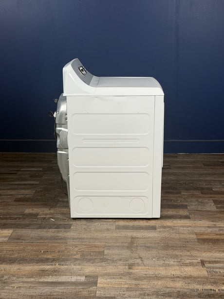 GE - 7.2 cu. ft. vented Gas Dryer in White with Auto Dry and 120ft Venting