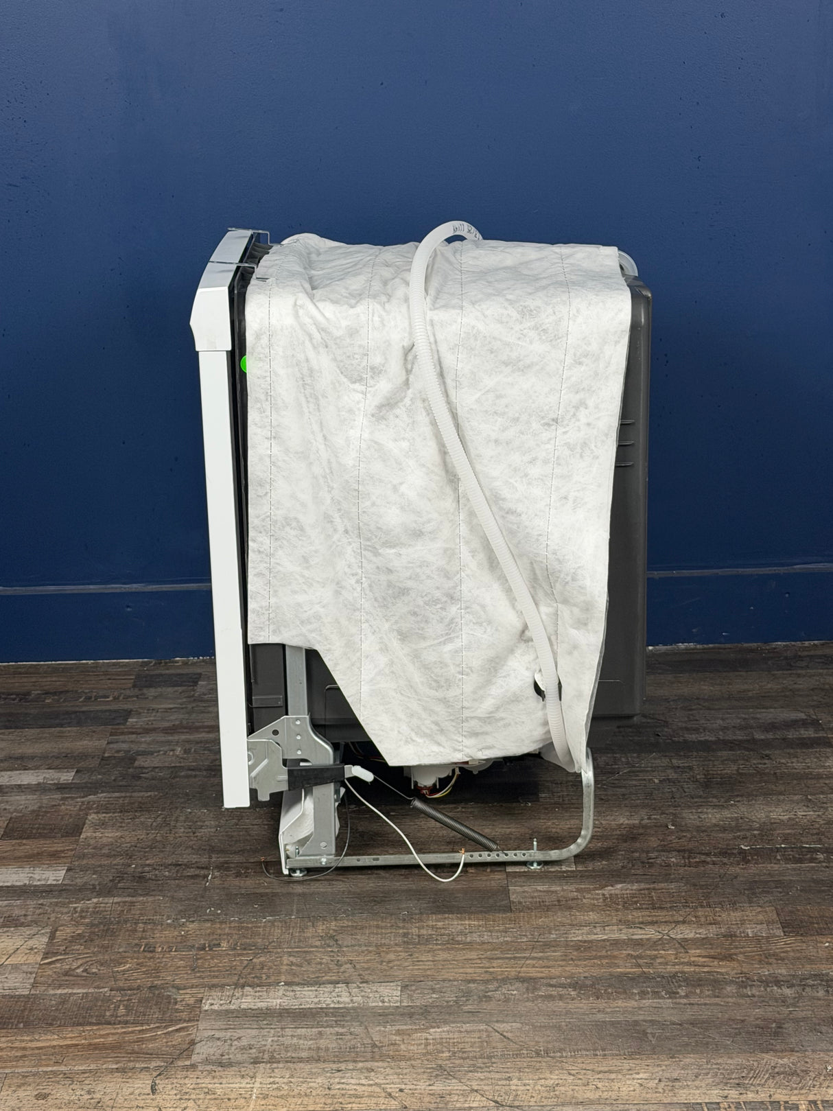 Frigidaire - 24 in Front Control Built-In Tall Tub Dishwasher in White with 4-cycles and DishSense Sensor Technology