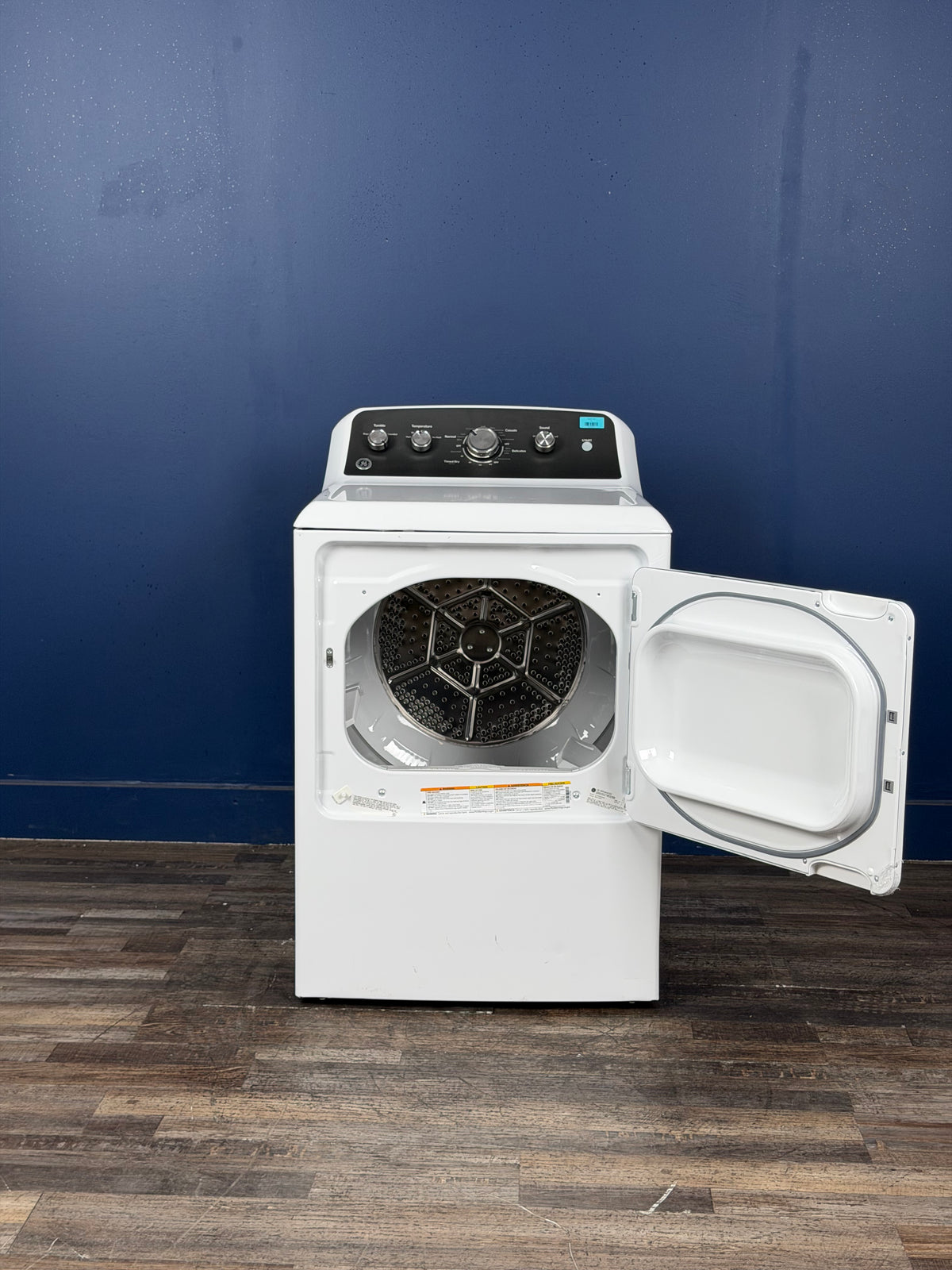 GE - 7.2 cu. ft. vented Gas Dryer in White with Auto Dry and Extended Tumble