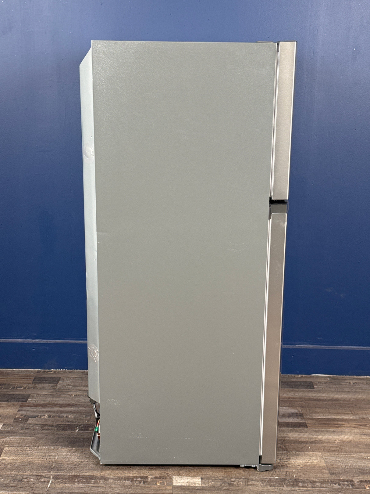 Frigidaire - 27.6 in. 14 cu. ft. Top Freezer Refrigerator in Fingerprint-Resistant Stainless Look, ENERGY STAR