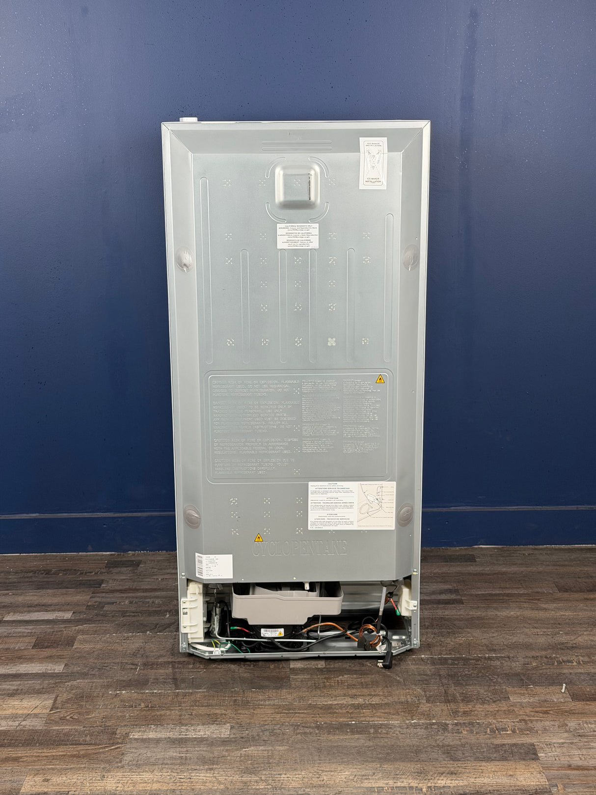 Frigidaire - 27.6 in. 14 cu. ft. Top Freezer Refrigerator in White, ENERGY STAR