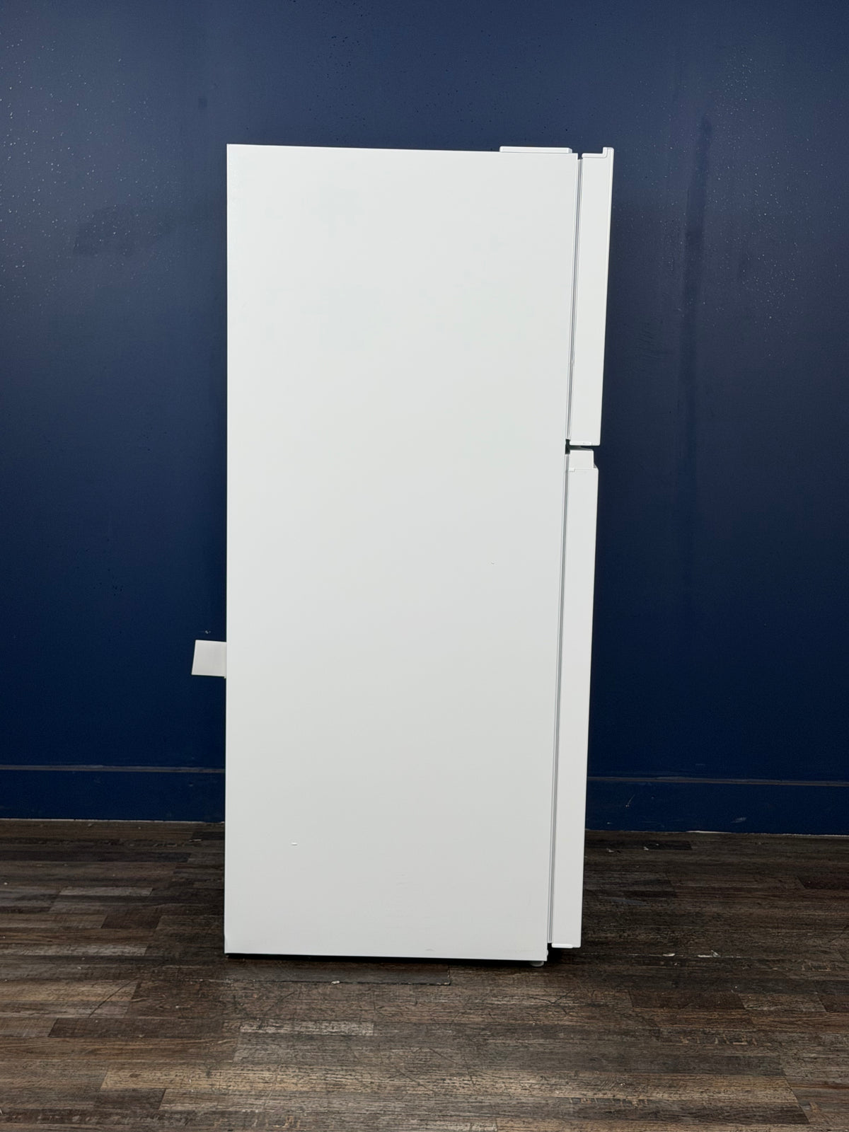 Frigidaire - 29.7 in. 19 cu. ft. Standard Depth Garage Ready Top Freezer Refrigerator in White w/ Humidity-Controlled Crisper Drawers