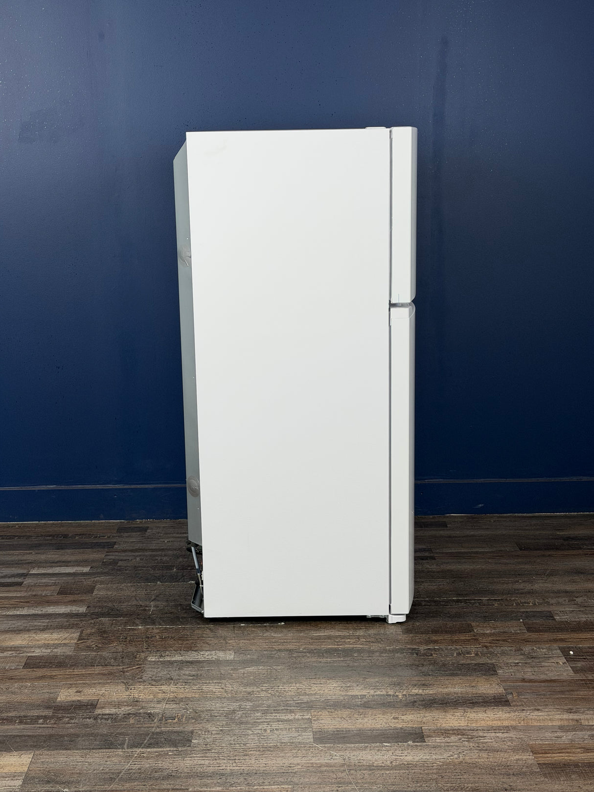 Frigidaire - 27.6 in. 14 cu. ft. Frost Free Top Freezer Refrigerator in White with EvenTemp Cooling System