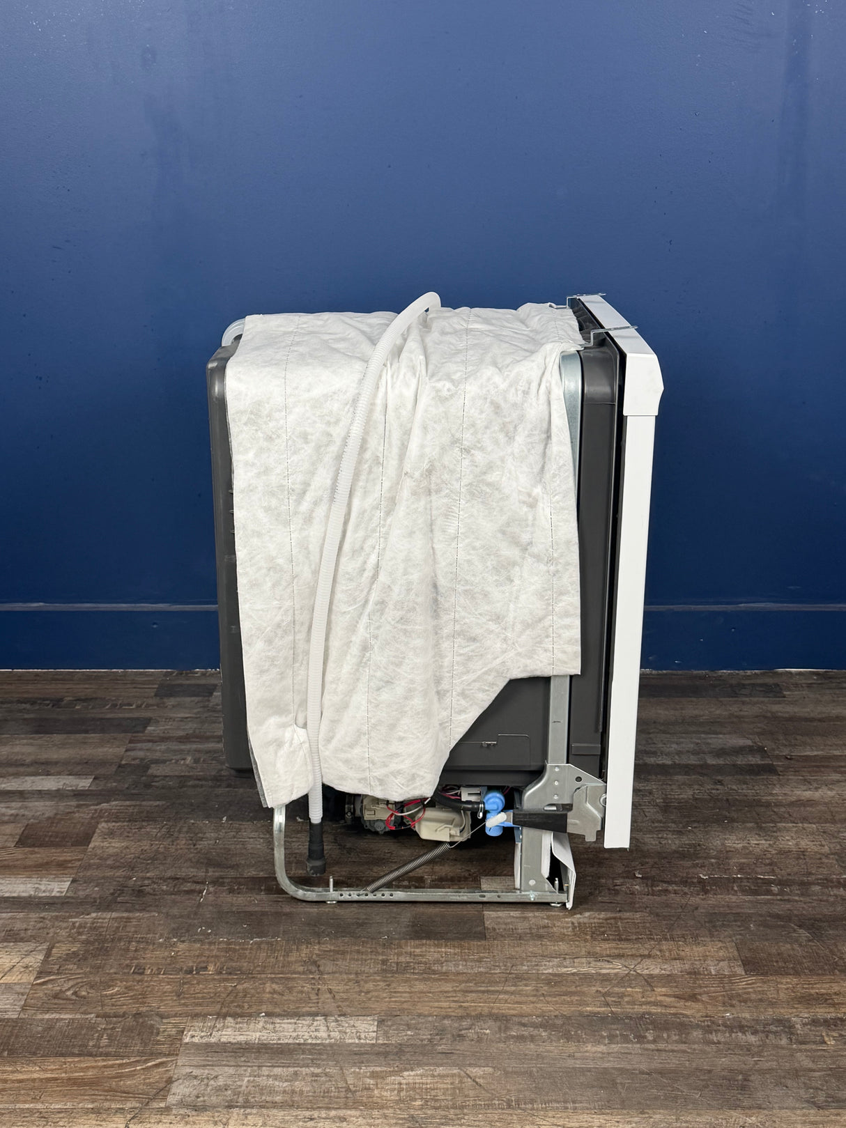 Frigidaire - 24 in Front Control Built-In Tall Tub Dishwasher in White with 4-cycles and DishSense Sensor Technology