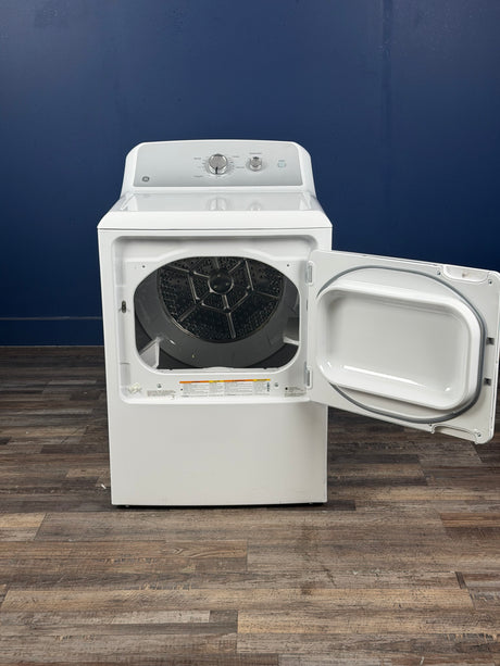GE - 7.2 cu. ft. vented Gas Dryer in White with Auto Dry and 120ft Venting