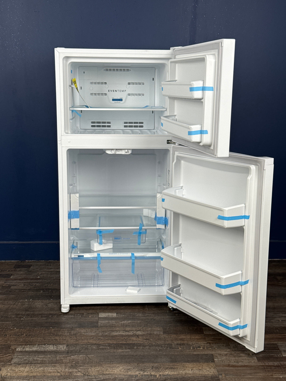 Frigidaire - 27.6 in. 14 cu. ft. Top Freezer Refrigerator in White, ENERGY STAR