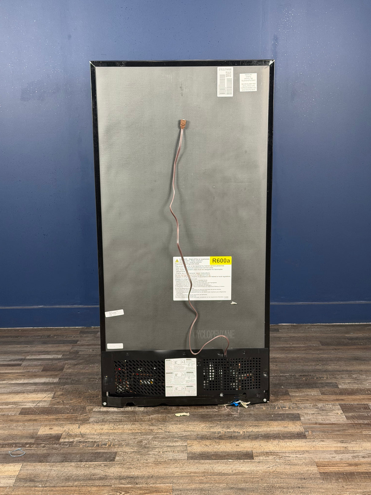 GE - 21.9 Cu. Ft. Top-Freezer Refrigerator in Black
