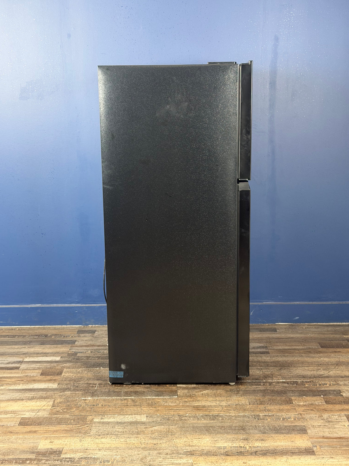 Frigidaire - 29.7 in 19 cu. ft. Standard Depth Garage Ready Top Freezer Refrigerator in Black w/ Humidity-Controlled Crisper Drawers