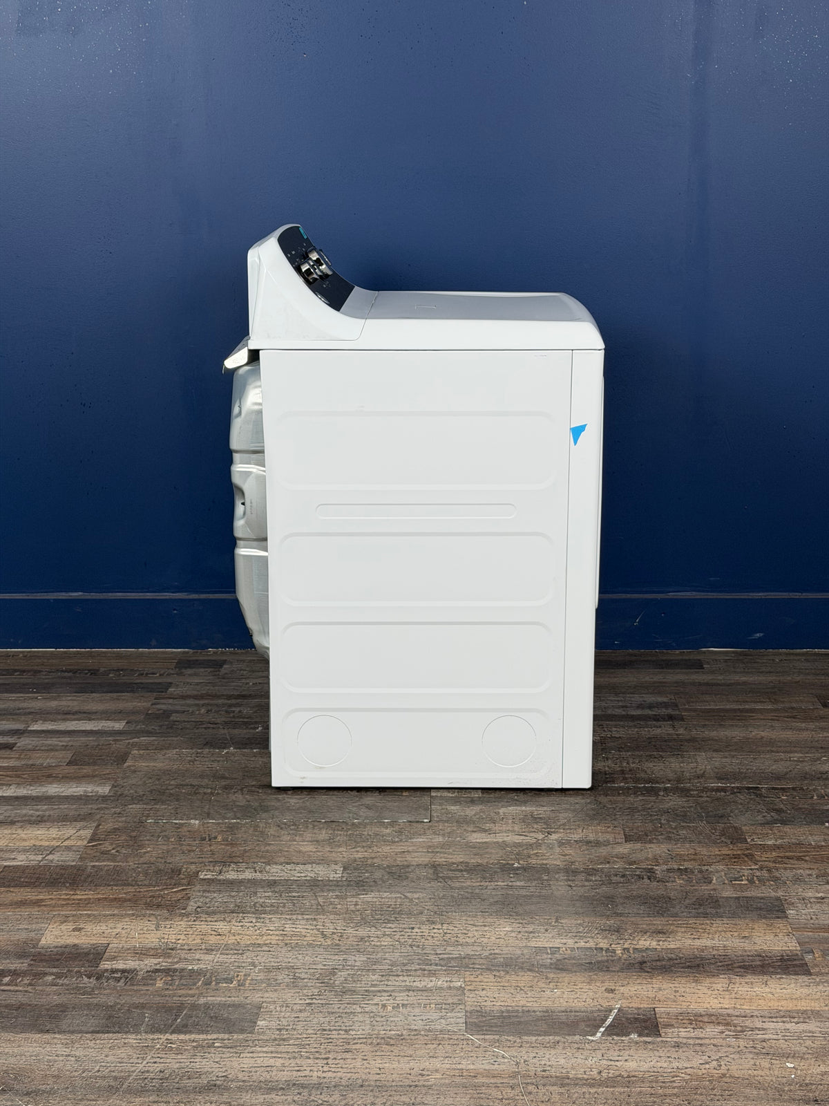GE - 7.2 cu. ft. vented Electric Dryer in White with Auto Dry and Extended Tumble