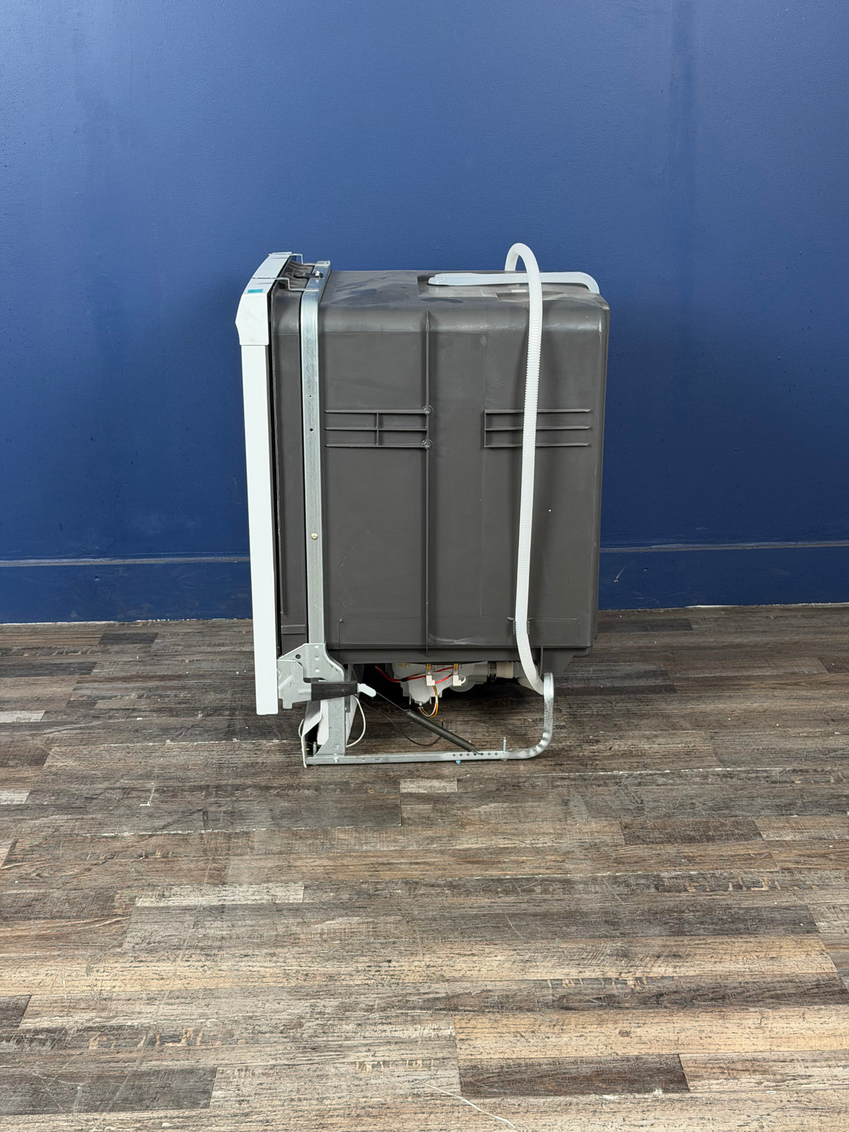 Frigidaire - 24 in Front Control Built-In Tall Tub Dishwasher in White with 4-cycles and DishSense Sensor Technology