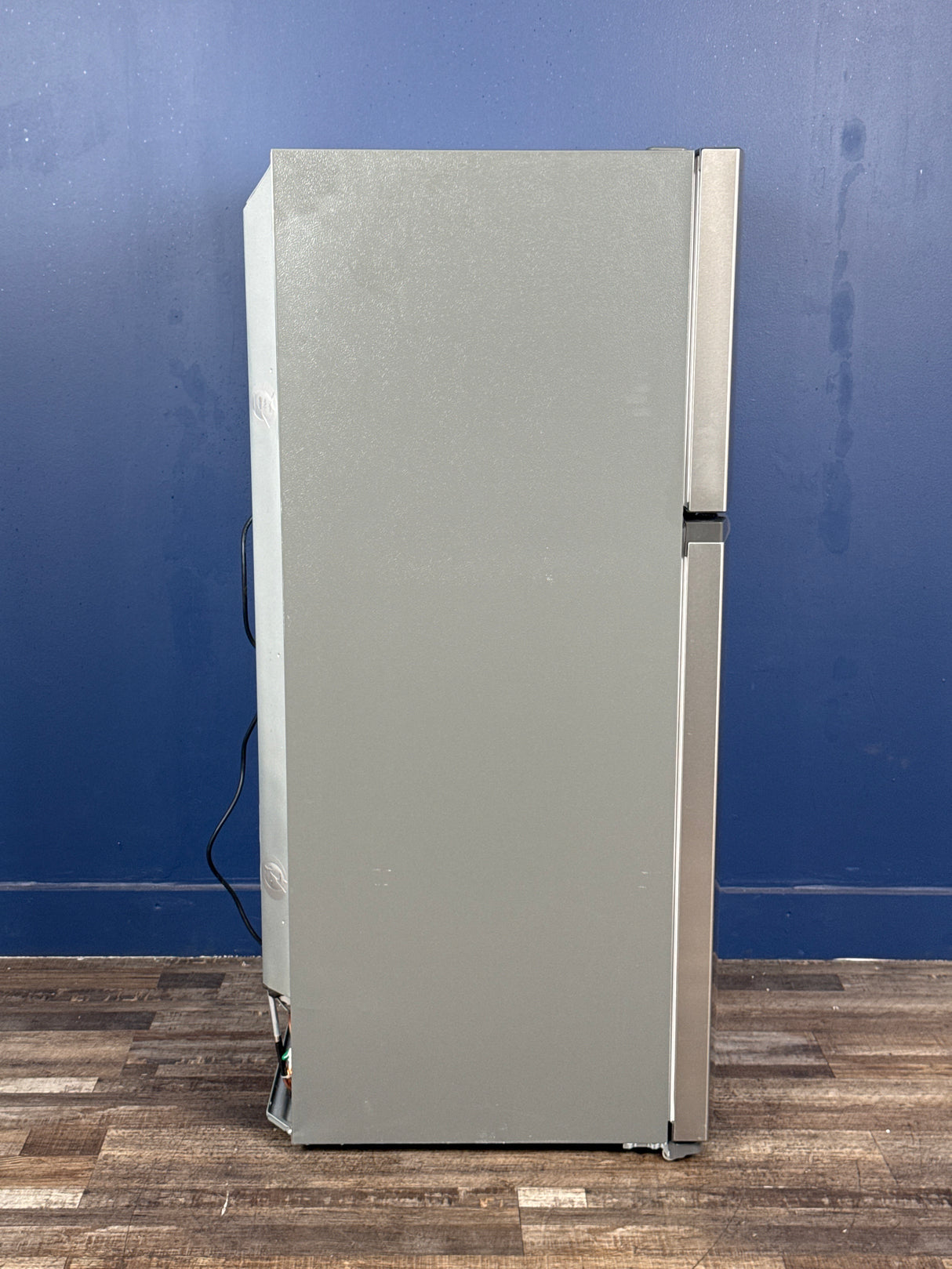 Frigidaire - 27.6 in. 14 cu. ft. Top Freezer Refrigerator in Fingerprint-Resistant Stainless Look, ENERGY STAR