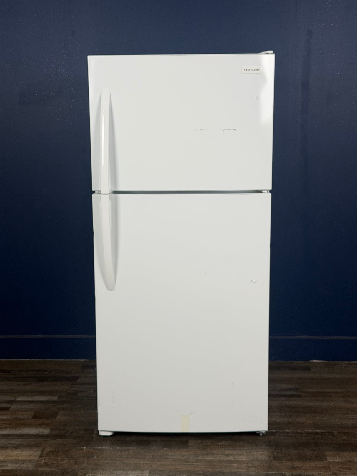 Frigidaire - 30 in. 20 cu. ft. Garage Ready Freestanding Top Freezer Refrigerator in White, ENERGY STAR