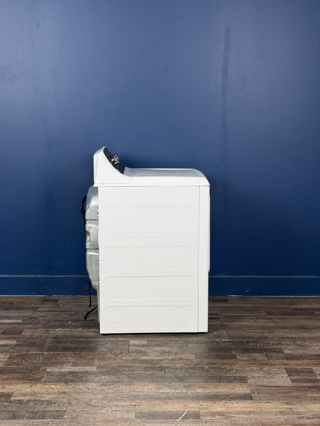 GE - 7.2 cu. ft. vented Gas Dryer in White with Auto Dry and Extended Tumble