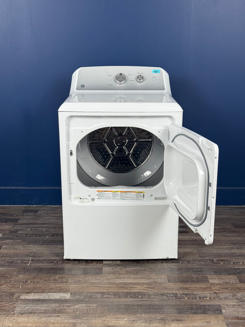 GE - 7.2 cu. ft. vented Gas Dryer in White with Auto Dry and 120ft Venting
