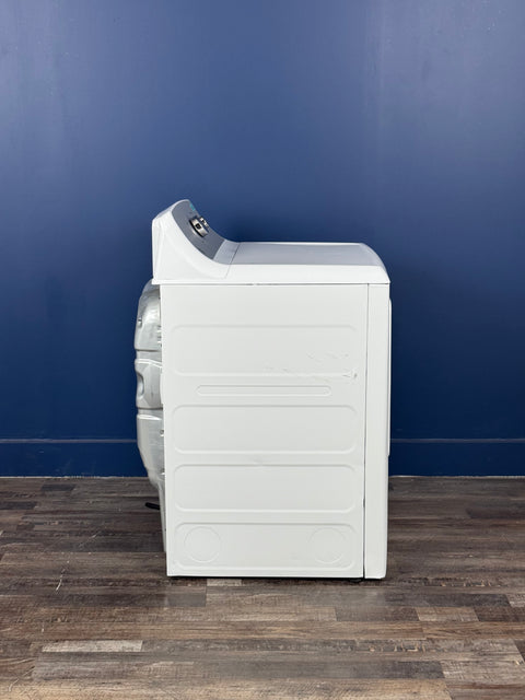 GE - 7.2 cu. ft. vented Gas Dryer in White with Auto Dry and 120ft Venting